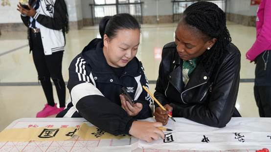 赞比亚教师体验书法