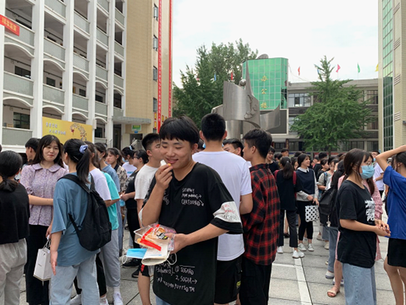 当走出考场被老师询问时露出开心笑容的桃源四中考生