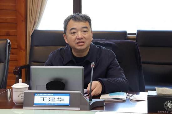 省委教育工委副书记、省教育厅党组成员、一级巡视员王建华在汇报会上作指导讲话。