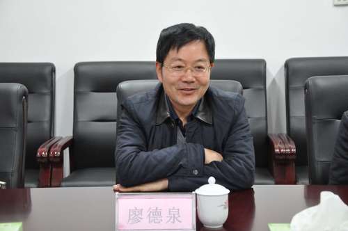 2长沙市一中廖德泉校长代表学校热烈欢迎廖良辉一行