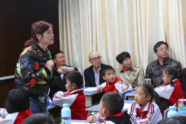 蔡耘一行在箭道坪小学听网络共享课
