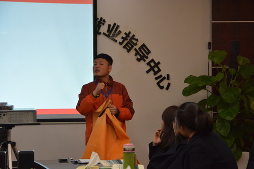 周政林教官示范消防毡的使用