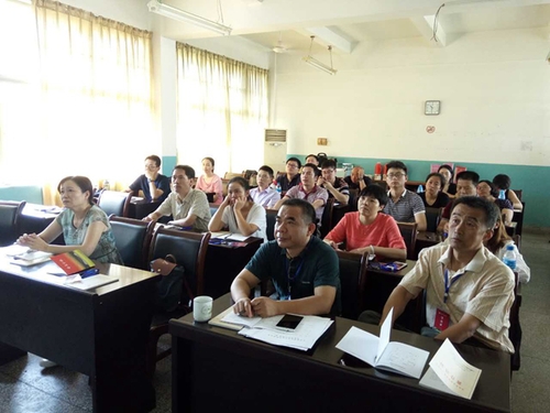 认真听课的学员