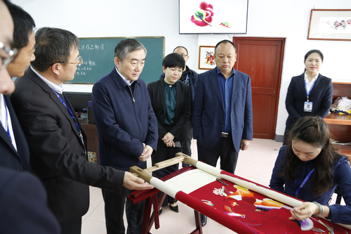 参观民族刺绣