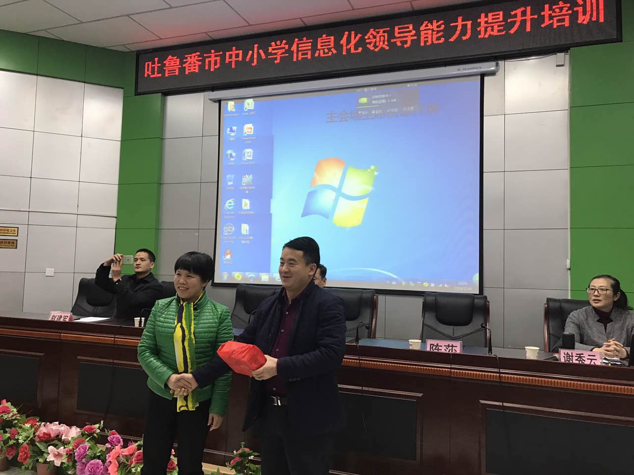 湖南省电化教育馆杨颖馆长向吐鲁番市赠送教学资源