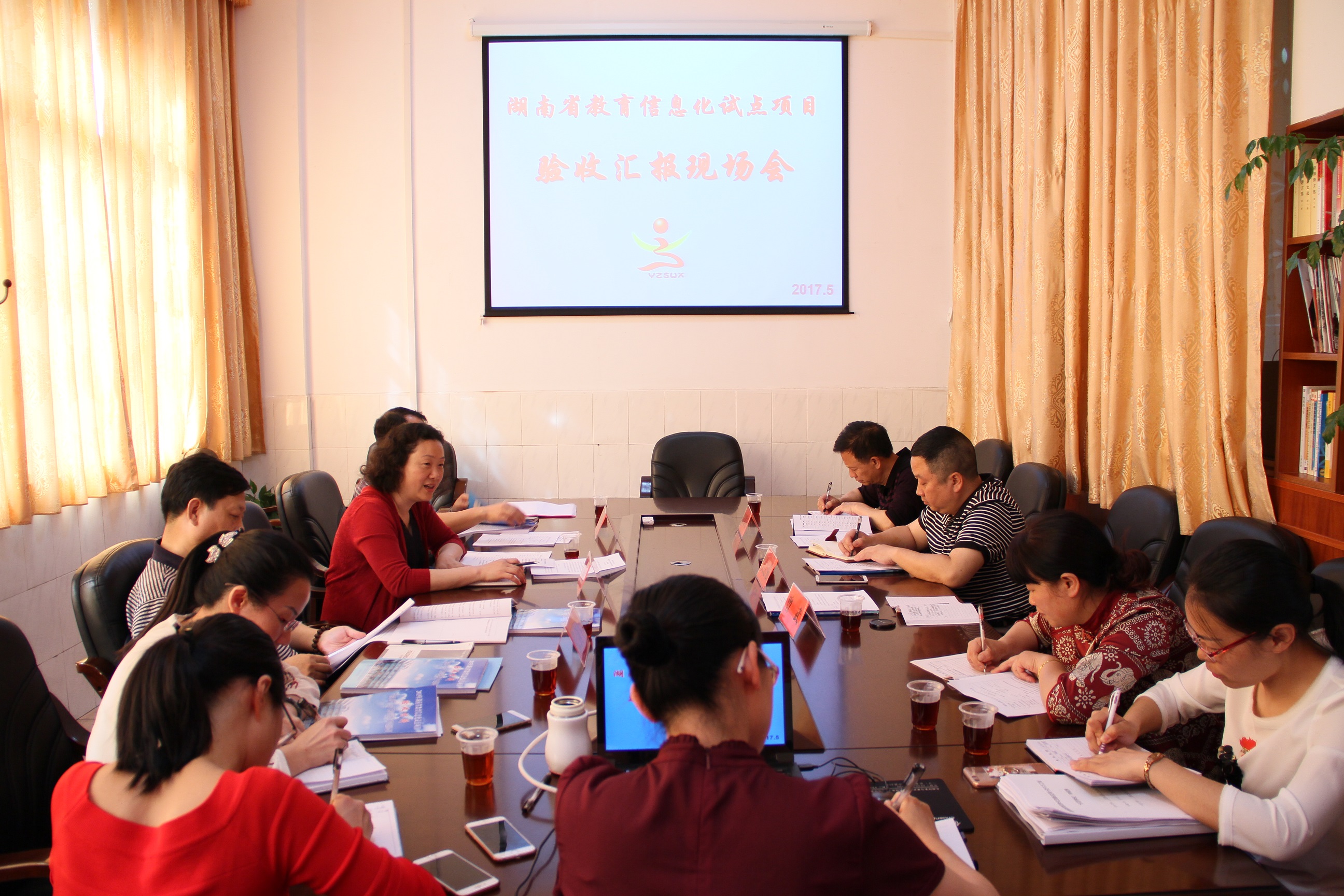 检查组对宜章三完小的试点研究工作进行检查