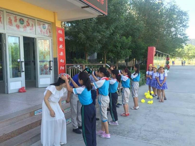 孩子们为项目组一行赠送维族花帽