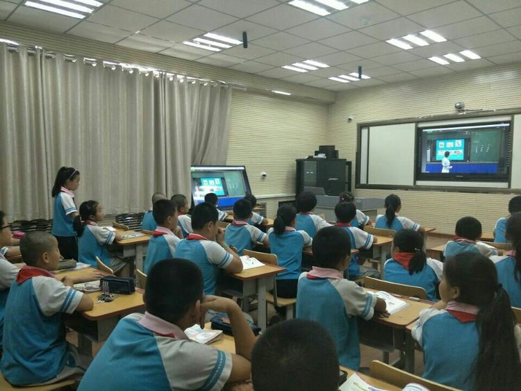 湘南小学陈肖华老师在湘南小学通过“网络联校”为托克逊一小学生送英语课