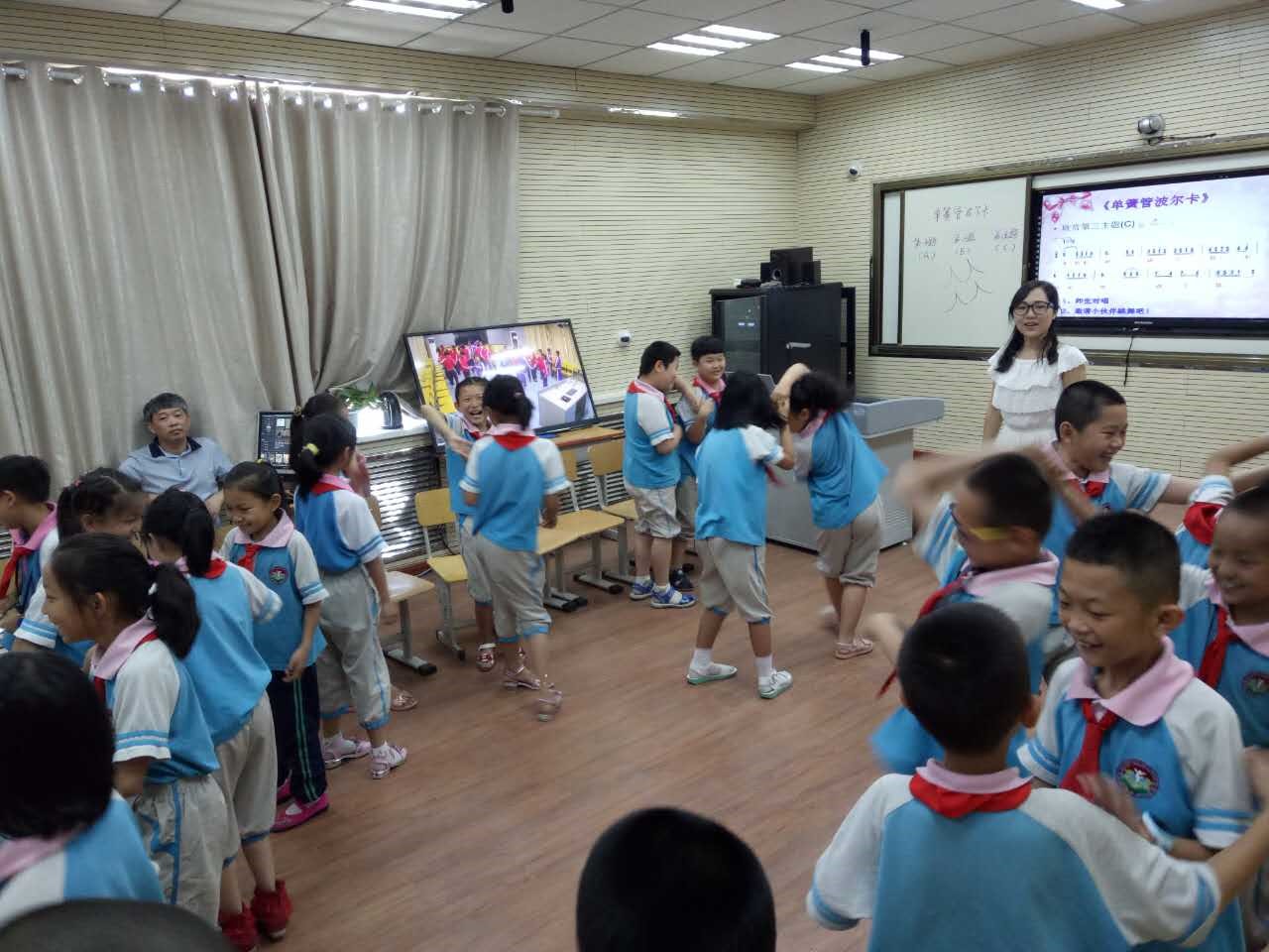 湘南小学欧阳湘南老师在托克逊一小通过“网络联校”为两地学生开展同步课堂