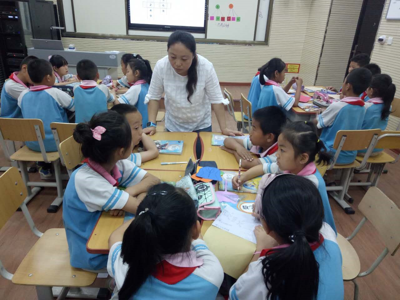 托克逊一小安萧老师通过“网络联校”为一小、海提甫卡日孜小学学生同步上课