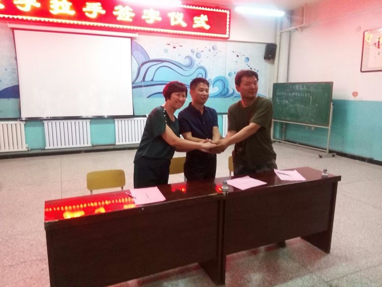郴州市湘南小学与托克逊县一小及博斯坦乡海提甫卡日孜小学签订《湘托学校手拉手·民族团结一家亲》结对帮扶协议