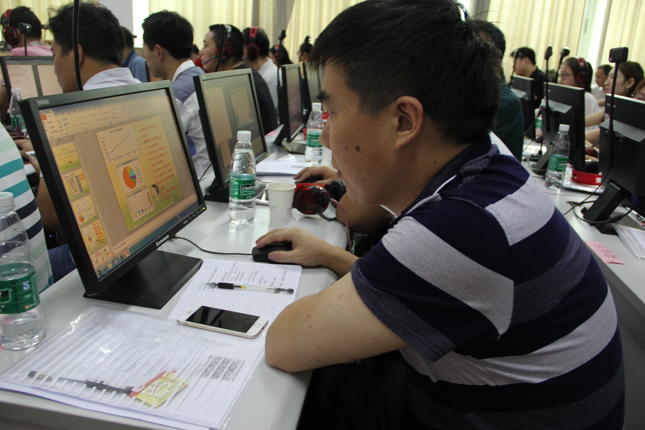 参训老师进行上机操作