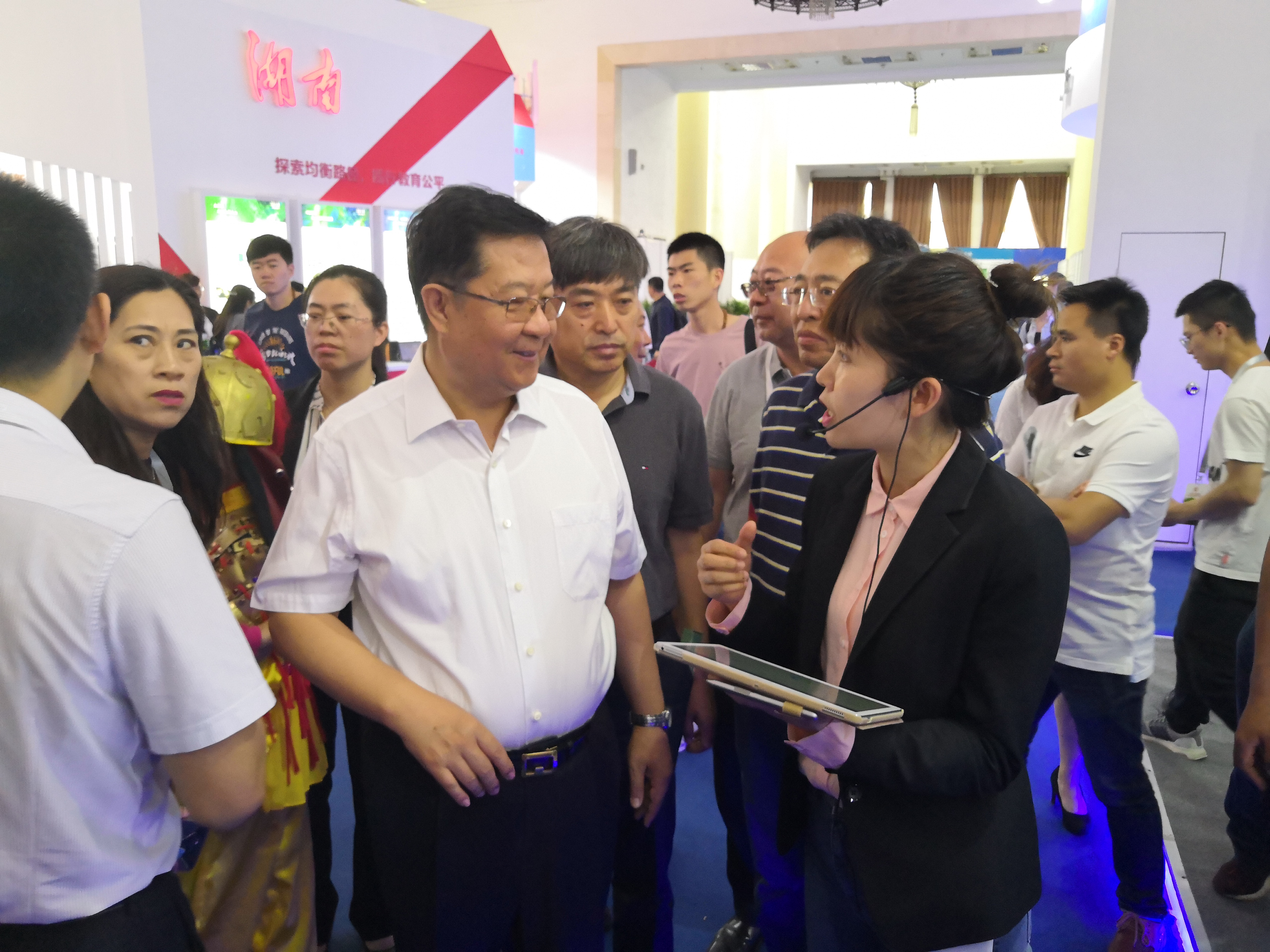 教育部原副部长刘利民视察湖南展馆