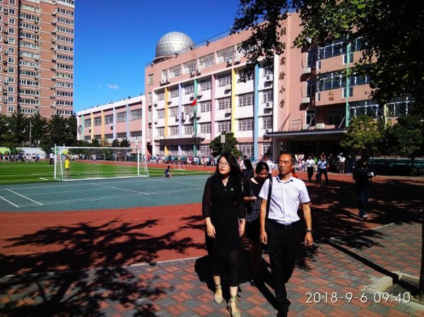 考察组一行在朝阳区实验小学考察学习