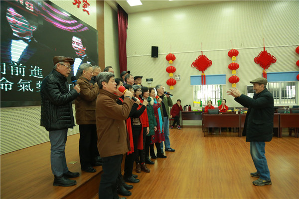 离退休干部合唱《我们走在大路上》
