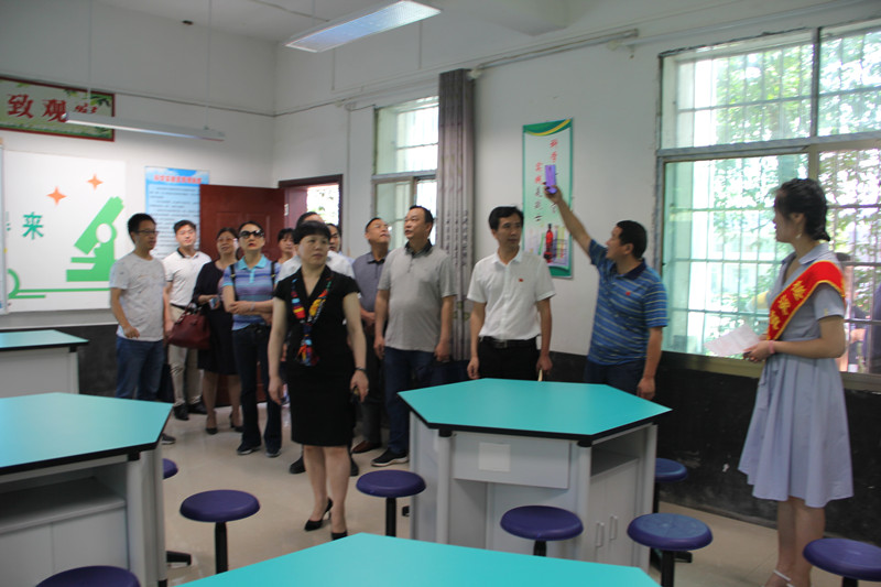 与会领导、嘉宾参观科学实验室