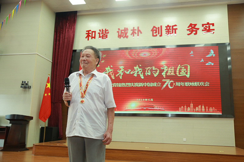 离休干部车兆铭老同志满怀激情独唱《远航归来》《万里长城永不倒》