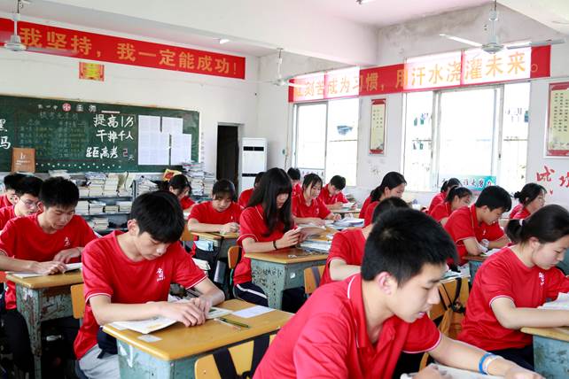 益阳市第十六中学学生认真备考中