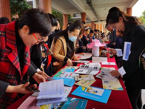 一群人看着桌子上的电脑
描述已自动生成