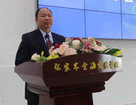 穿着西装笔挺的男子与配字
描述已自动生成