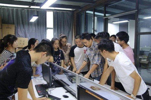 老师指导学员学习硬件知识