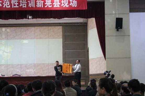 说明: 湖南省教师发展中心副主任陈再湘与参训年轻教师互动.jpg