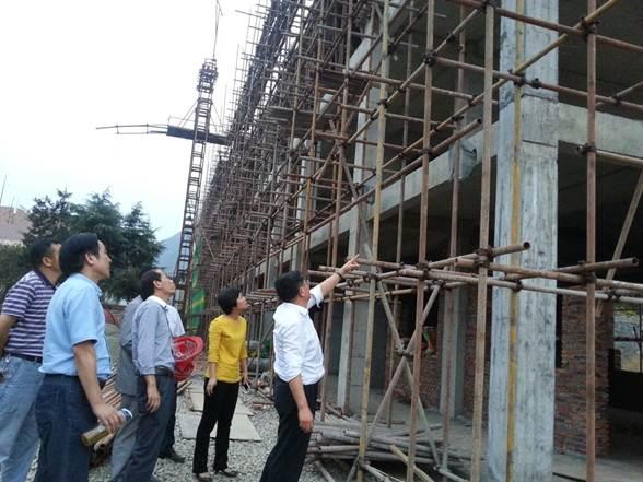 说明: C:\Users\dell\Desktop\肖国安视察学校公租房、教学楼建设.jpg