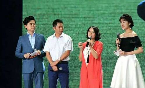 雨花区德馨园小学校长和班主任谈校园足球