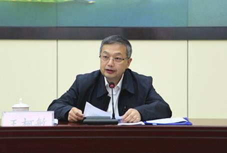 省征兵领导小组办公室主任,省军区参谋长陈长寿主持会议.